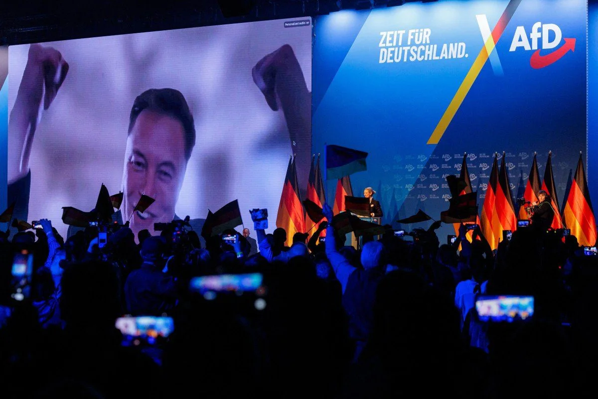 Elon Musk con bigote hitleriano en un acto del partido neonazi AFD