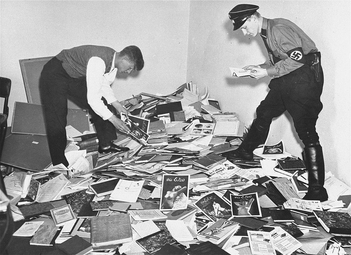 Fotos del saqueo del Insituito de Investigación Sexual de Magnus Hirschfeld, 1933