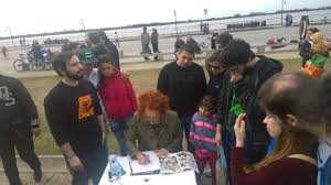 Jill Thompson dibujando para el público al aire libre. (Foto de Zona Negativa)